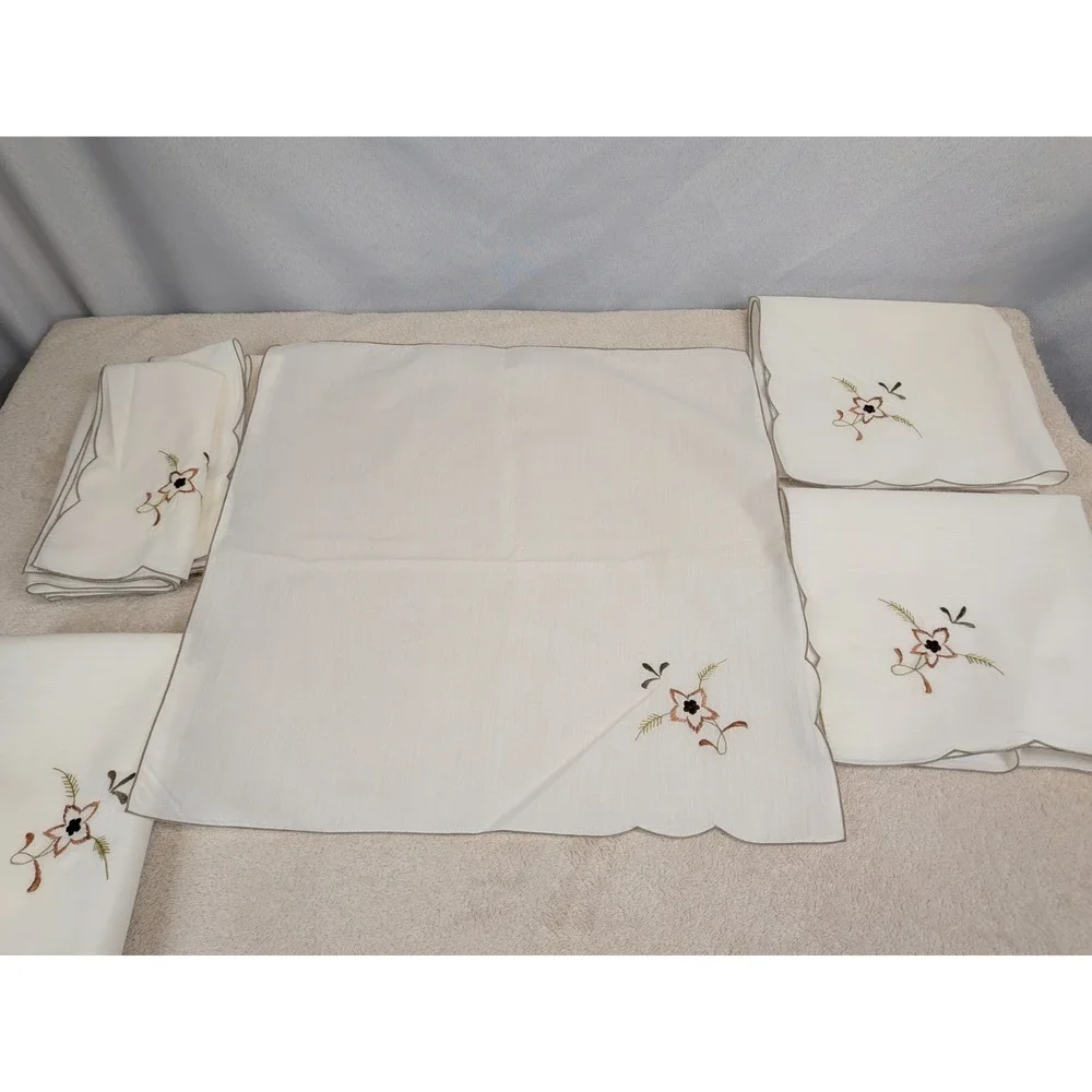 Vintage‎ Embroidered Cloth Napkins Set of 8 Off White Scalloped Edge Floral Boho